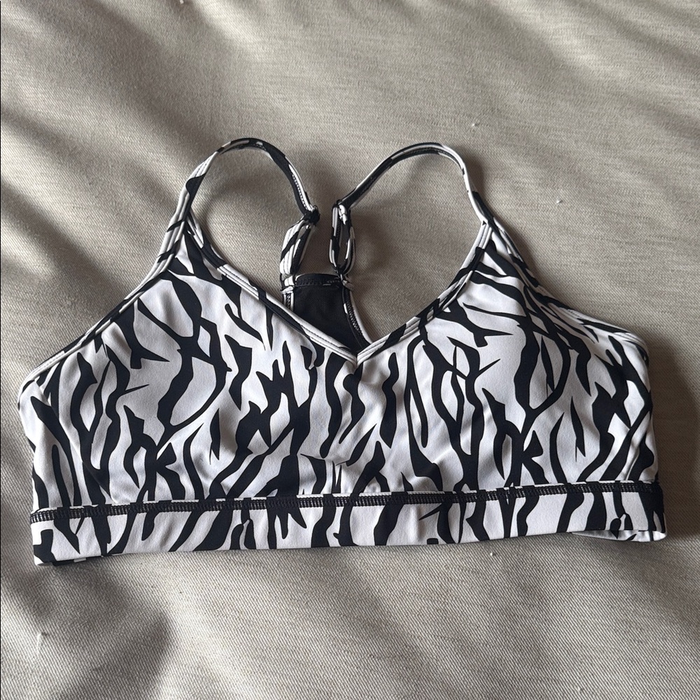 Zyia Stylish Black and White Women's Sports Bra